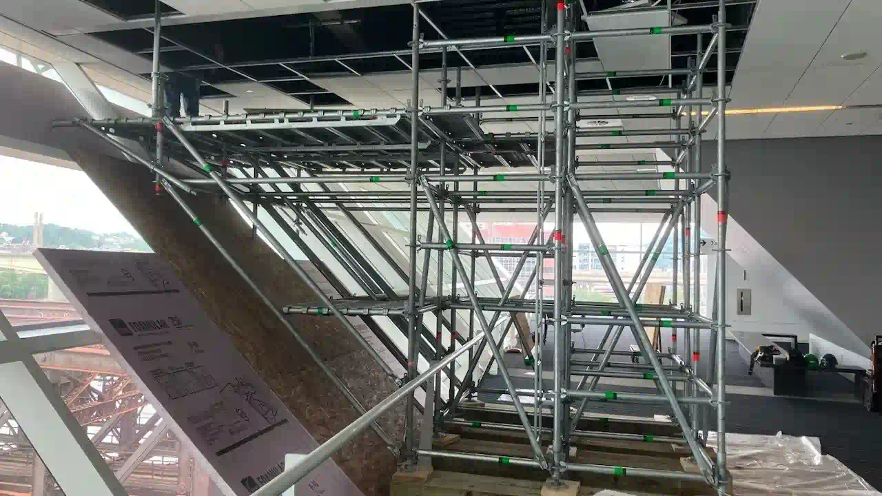 سقالات كهربائية للايجار