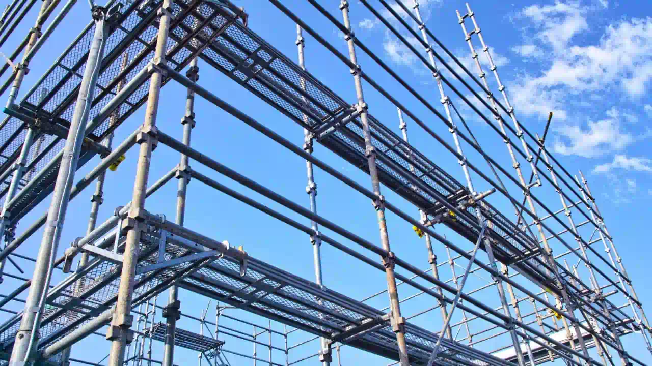 سقالات للايجار القصيم – حلول متكاملة وآمنة من شركة الفارس